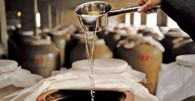 自酿啤酒配方比例(一斤粮食能酿多少酒？酿酒的流程是什么？度数和香型决定出酒量)