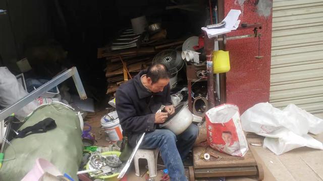 收破烂收废品怎么赚钱(大爷收废品的生意经，在他眼里不同的废品，可以赚到不同的钱)