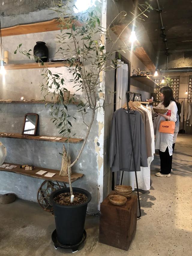 韩国耳环批发市场(韩国购物| 首尔弘大的耳饰集合店iamjoy)