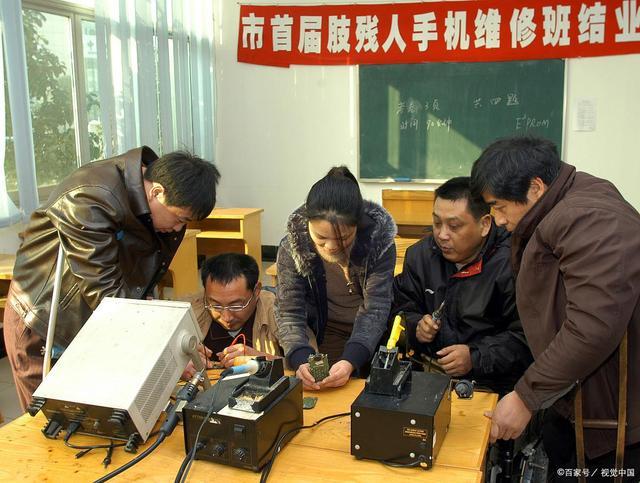 开手机店怎么样(从业十年的师傅告诉你手机维修行业的现状，这个行业前景如何？)