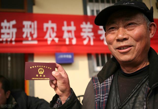 农保怎么交费到卡上(新农保一年交1000元，60岁后只能领300？1个好消息来袭)