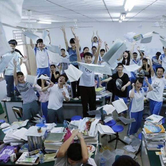 没学历现在做什么工作比较有前景(低学历人群的出路在哪？18岁的流水线揭露现状，年轻人没文化的苦)