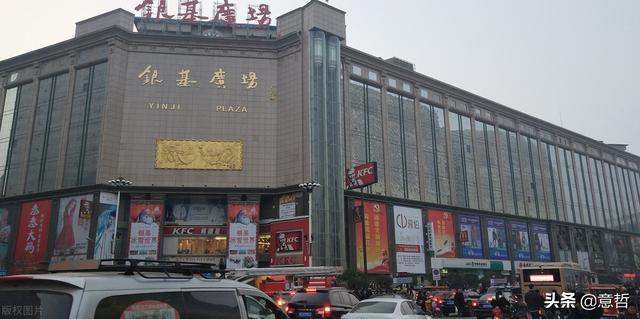 郑州小商品批发市场在哪里(郑州最大的服装批发广场，单日客流10万人)