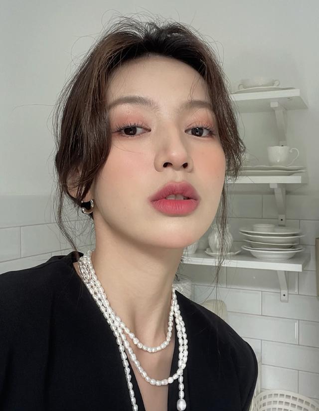 口红档次(一看就很“贵”的4支口红，高级大气还显白，承包你整个新年的美)