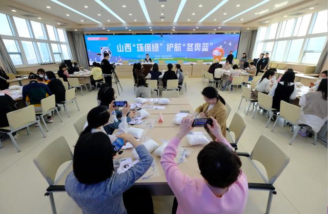 适合三八妇女节的礼品手工(安排！“三八”节，她们手工制作“环保”冰墩墩)