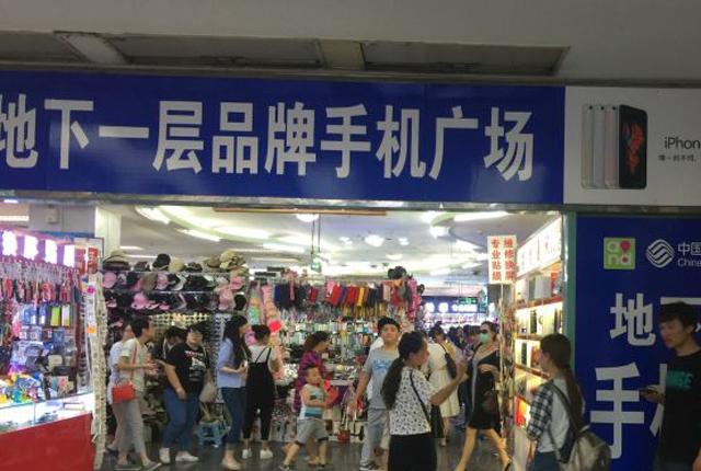 手机店吸引顾客进店的小方法(手机店款式久不更新，没人光顾照样挣钱，盈利“门道”你知道几个)