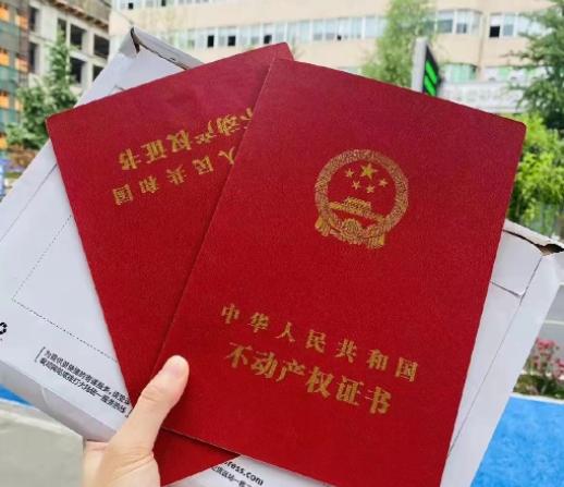 婚后买房只写一方名字的利弊([双语]房产证上只有女方一人的名字，离婚时这套房子应该归谁呢？)