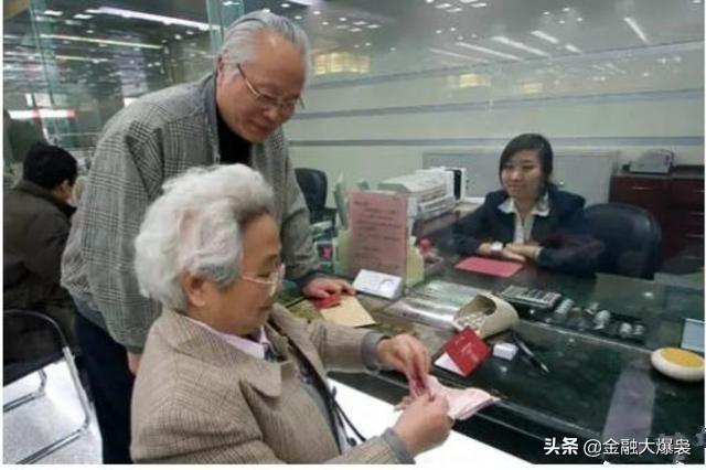 哪个银行存款利息高又安全2022(2022年，哪家银行的存款利率高？老人如何存款才能获得高利息？)