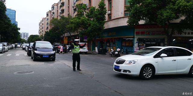 地摊女装批发市场(除夕适逢“四九”墟 番禺清河市场购销两旺)