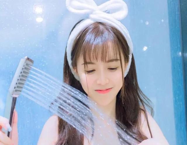 和陌生女人第一次聊天怎么打招呼(第一次跟女生见面聊什么？怎样和女生聊天？)