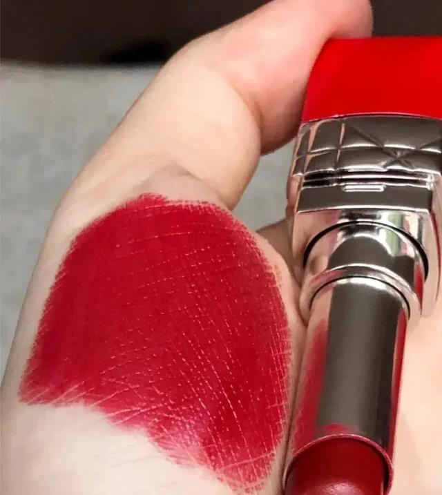 口红什么牌子比较好不掉色(人气超高的热门经典口红推荐：不沾杯不掉色，让你超显白显气质)