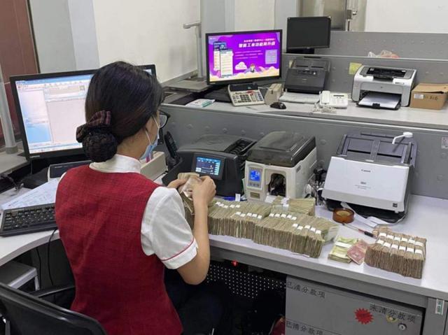 哪个银行的利息比较高一点(有闲钱的储户，恭喜了！银行存款利率“涨了”，要存钱的抓紧了)