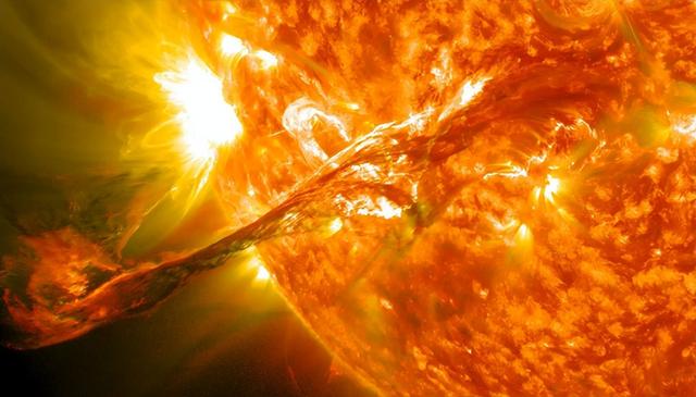太阳表面温度约多少°C(太阳表面5500度，地球都晒热了，为什么太空却接近绝对零度？)