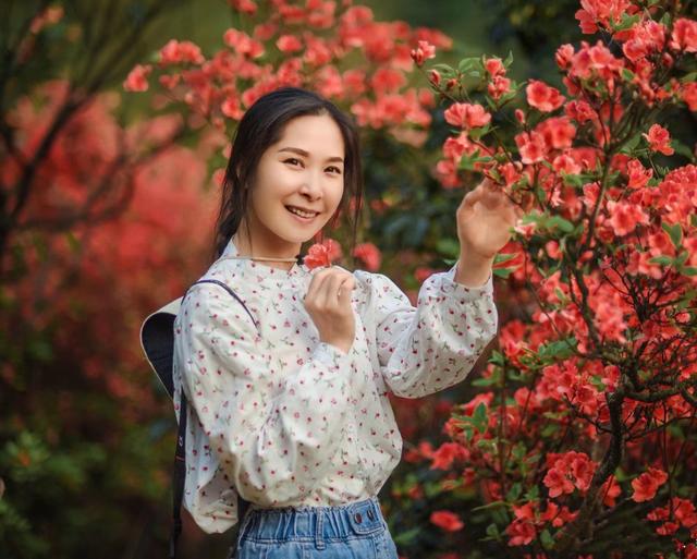 什么拍照软件好用拍出来的好看清晰怎么把拍照角度(赏花拍人像，中年女性注意3个拍照技巧，手机摄影也很漂亮)