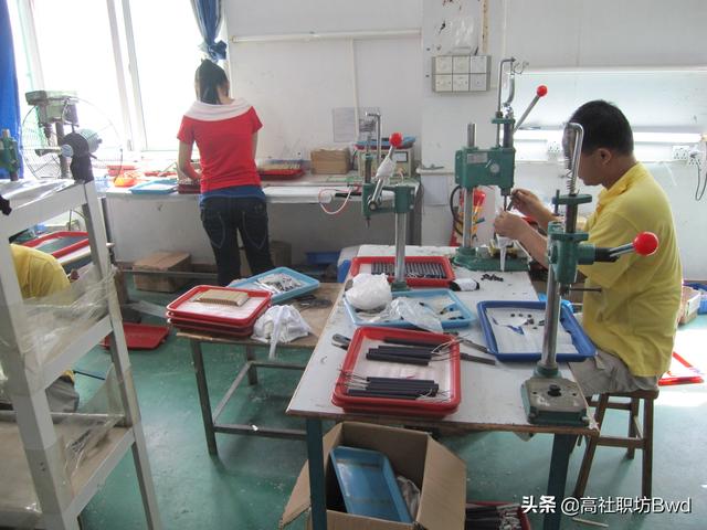 帮人偷税漏税怎么判刑(很多企业发票不够用，冒用别人的身份申报收入该承担什么责任？)