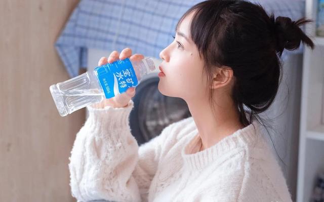 和女生聊明星怎么聊(跟女生聊天，没话题怎么办？教你4个找话题方法)