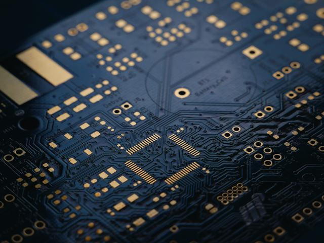 苹果价格走势图(俄乌冲突影响太大！iPhone价格大涨：涨幅达1800多元)