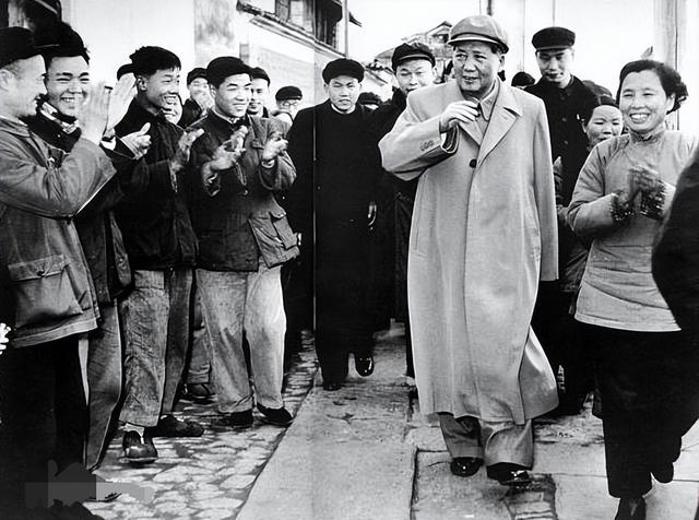 双12是什么历史事件:1958年，毛主席到杭州视察，见两个姑娘下棋，问：这是在下仆棋？