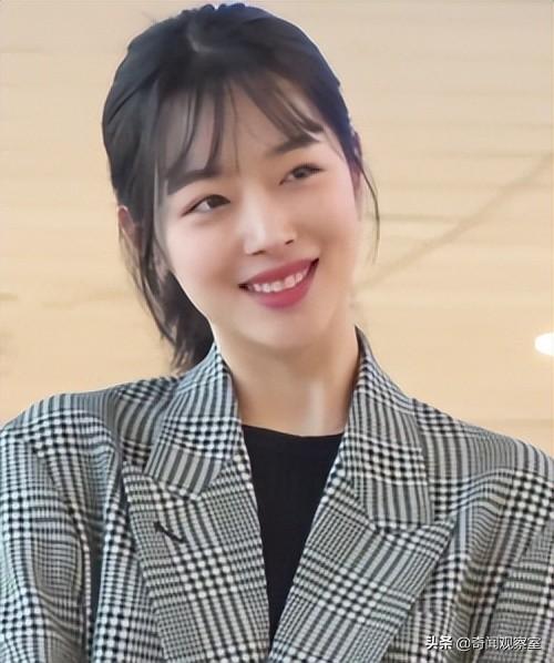 韩国雪莉是怎么走的(崔雪莉死因真相，整整6年饱受煎熬，求救无果，被韩国娱乐圈谋杀)