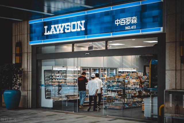 罗森便利店加盟多少钱(想开个罗森或711当老板。这种便利店要花多少钱?)