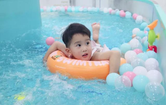 婴童游泳馆(冬天更应该让宝宝“运动”起来，去婴幼儿游泳馆吧)