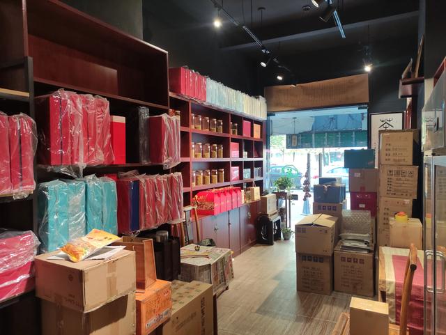开一个茶叶店大概投资多少钱(中学同学开的这家茶叶店已经6年了，累计投入超40万块钱了)