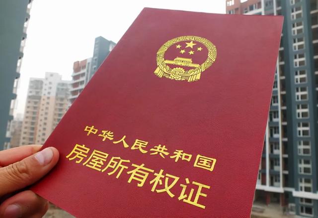 男人死后财产继承顺序(如果父亲死亡后母亲还在，那么父亲留下的房产该如何分配)