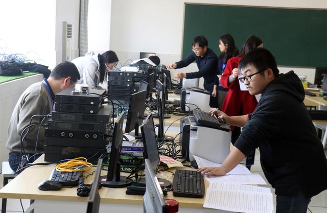 上职业高中有前途吗(本科生陷入“就业泥潭”，职校生发展更吃香？学生们要搞清楚状况)