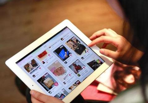 手机专卖店贴膜要多少钱(满大街的手机专卖店，没人买也未见倒闭？内行人：里面水很深)