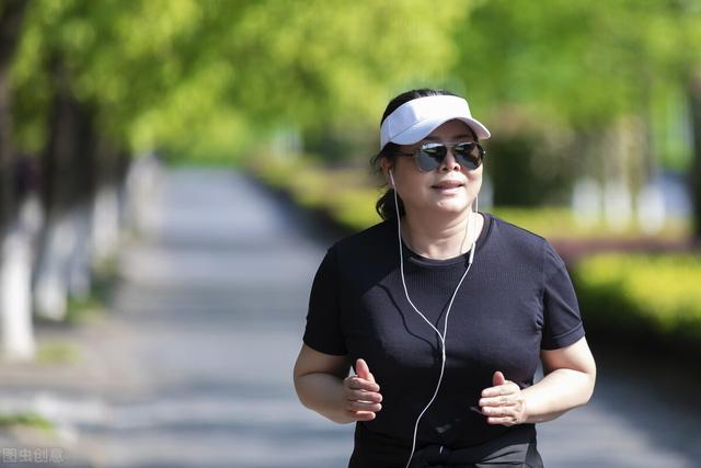 女人学什么手艺挣钱(女人六十岁还能赚钱养家的四个职业！既体面又自由，你知道吗？)