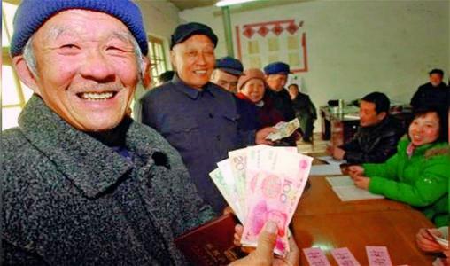 新农保缴费标准及领取计算标准(农保每年缴费500元，缴费15年每月领取的养老金是这样计算的)