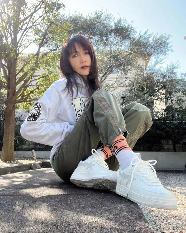 朋友圈晒口红(51岁工藤静香新宿街头风逆生长，酱紫色口红显白，木村晒老婆手艺)