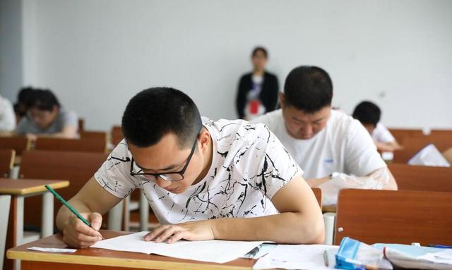 适合打工人考的证(大学要拿到手的7个证书，找工作很吃香，学长：升职加薪必备)