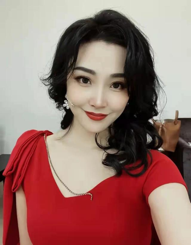 明星微信聊天记录(女星婚内出轨，直言“小三”是提款机，两人聊天记录曝光无法直视)