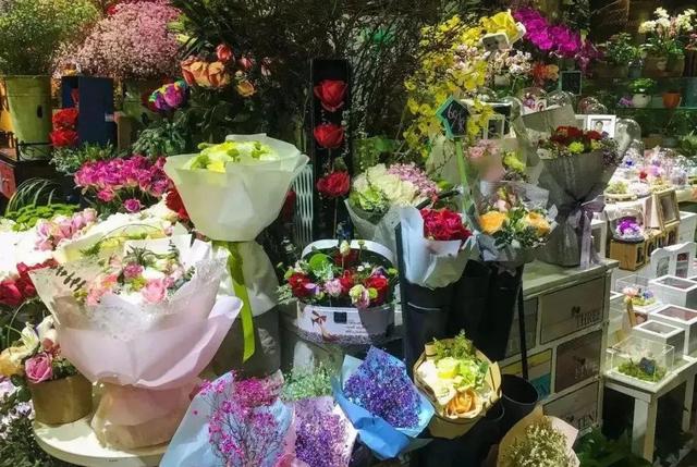 开一个花店需要多少钱(路边的花店冷冷清清，他们是怎么赚钱的？业内人为你揭秘)