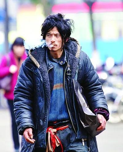 犀利哥如今(12年前从乞丐到网络红人，消失多年后，犀利哥如今怎样了？)
