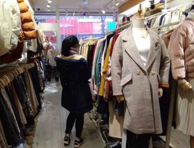 卖男装的销售技巧用语衣服的说说怎么写(卖衣服，请你先学会说话)