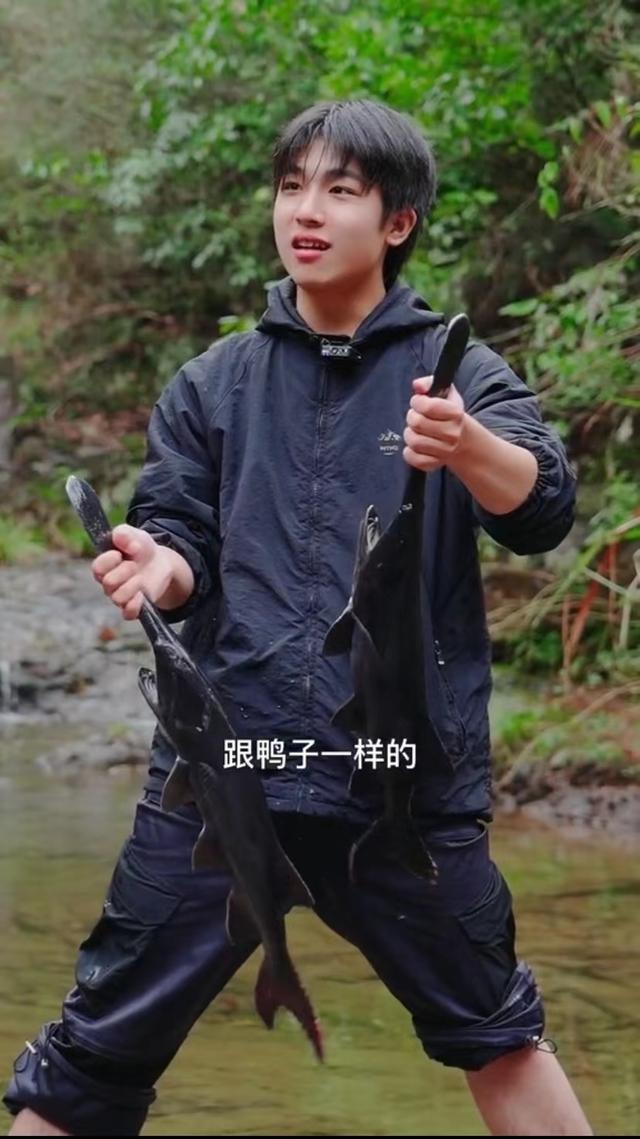 养殖种植业什么最赚钱农村(1亩水塘能赚6份钱！安徽阜阳小伙，两大创新养殖，年入1500万元)
