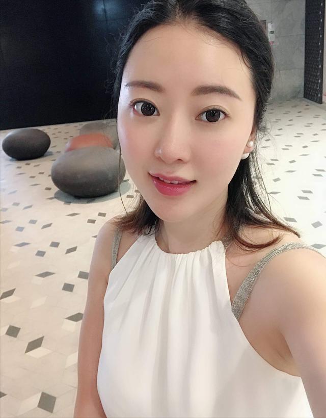 刘强东美国女方图片(她因刘强东走红，如今国外住豪宅开名车生活奢华)