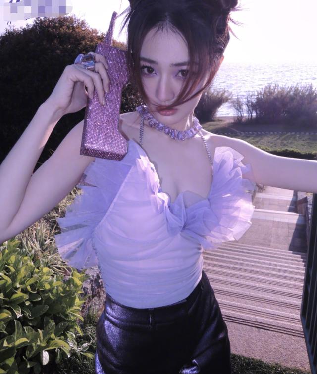 27的腰围是多少厘米穿什么码(27岁徐璐晒辣妹写真！穿小吊带跪坐在草坪上，吃棒棒糖嘴唇粉嘟嘟)