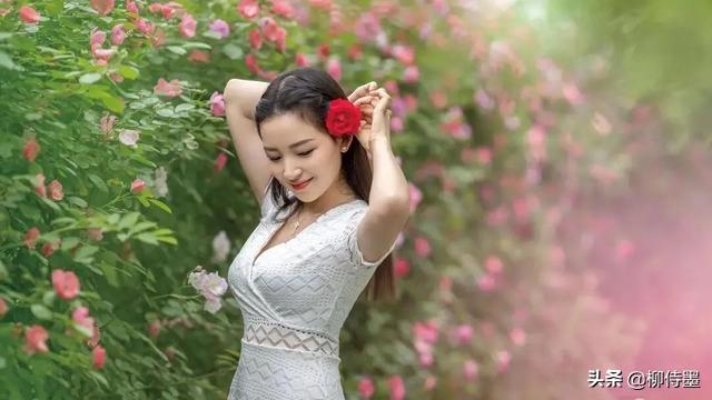 服装拍摄技巧与角度视频(中年女性拍摄优雅人像，和女摄影师学习5句口诀，照片落落大方)