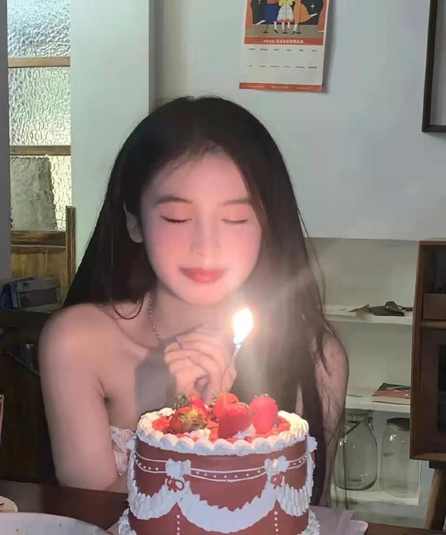 微信生日快乐特效文字(文案｜生日拍了拍我的脑袋 祝我快乐)