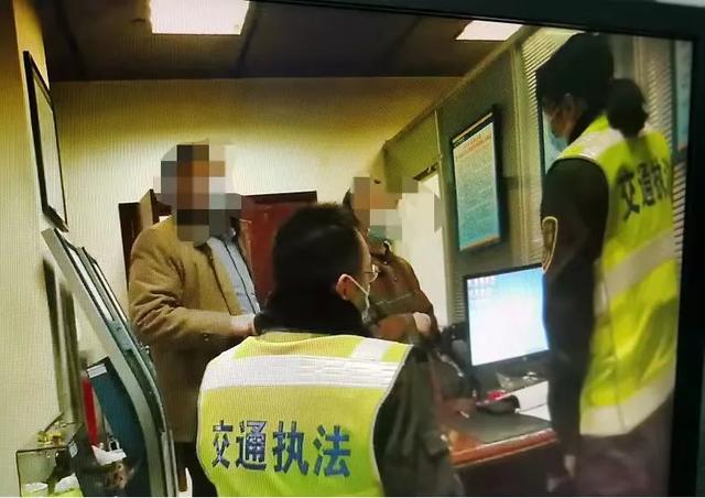 证人翻供的法律后果(“黑车”司机带“证人”企图翻供 不料反被劝说承认违法事实)
