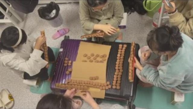 西安在家兼职手工活(西安高校封校后，女大学生在宿舍自制麻将，“幺鸡”成了亮点)