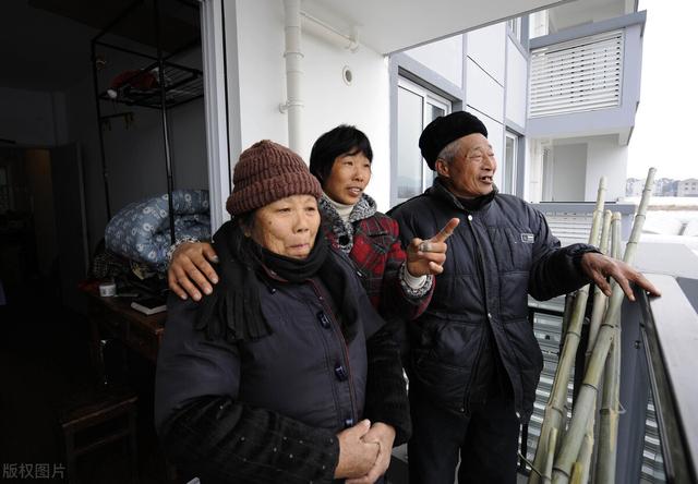 低保户2022年政策(2022年多地低保户涨钱，深圳每月涨到1300元，3类人被取消资格)