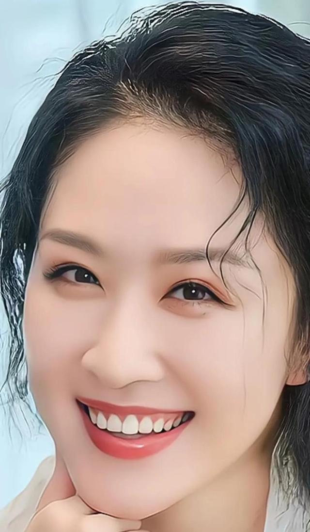 女生发笑脸表情代表什么意思(一个漂亮女人的18张笑脸，反映出了18种内心世界)