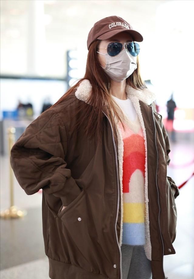 女装新款毛毛外套(张嘉倪真爱“毛毛装”，普通夹克拼接羊羔毛，冬季穿得甜美可爱)