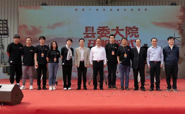 胡歌近况图片(胡歌新剧高调开机！穿休闲装“央视脸”太绝，比靳东还像干部更帅)