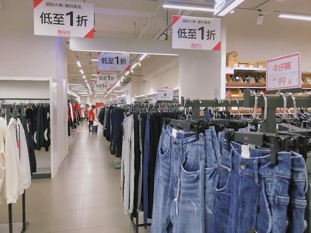 唯品会特卖会是正品吗(大牌比白牌还便宜？唯品会便宜的秘密，终于被业内人士揭开)