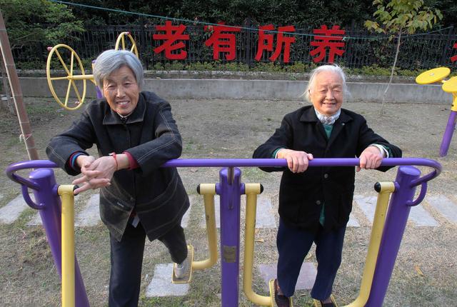 两会养老保险新政策55岁(2022年退休工资确定上调，女性退休人员享受特别照顾吗？)